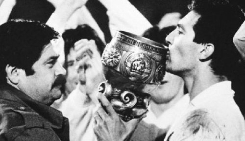 Igor Štimac s pokalom jugoslavenskom kupa 1991. godine koji se više nije nikad igrao. Pokal maršala Tita ostao je u Hajduku