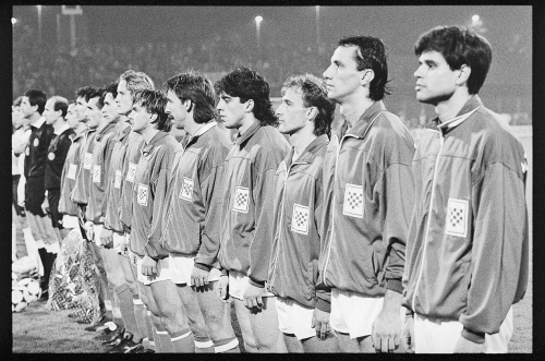 Nogometna reprezentacjia Hrvatske prije svoje prve utakmice, protiv Sjedinjenih Američkih Država u listopadu 1990. godine