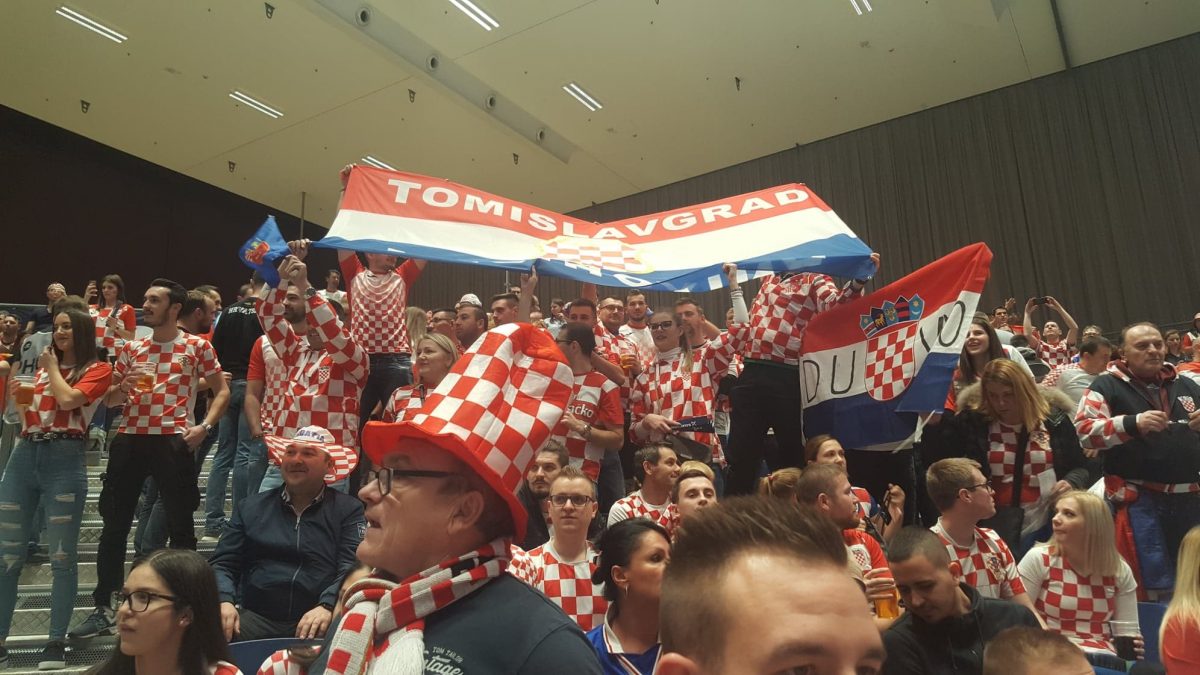 VIDEO KOJI KRIJEPI DUŠU: Pogledajte kako  pjevaju hrvatski navijači u Beču
