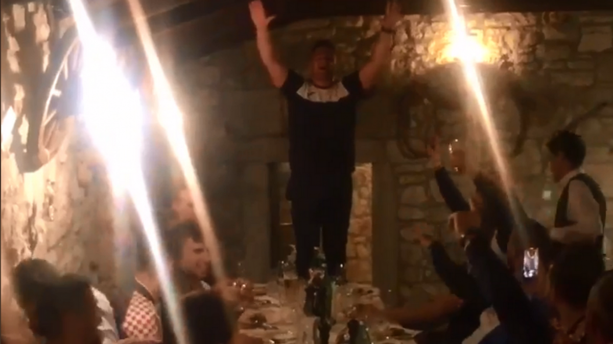 (VIDEO) ZBORNO PJEVANJE LINE I  RUKOMETAŠA: “Kada umrem zamotan u bilo”