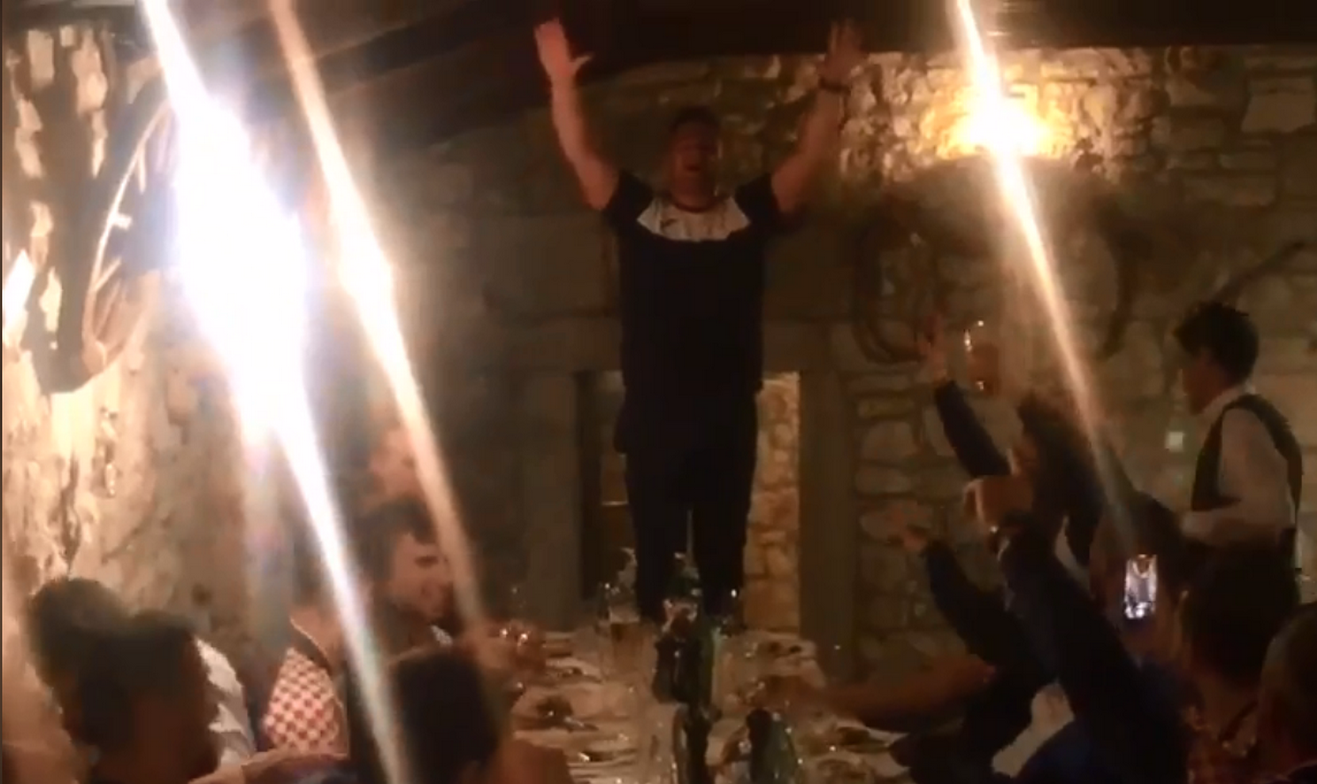 (VIDEO) ZBORNO PJEVANJE LINE I  RUKOMETAŠA: "Kada umrem zamotan u bilo"