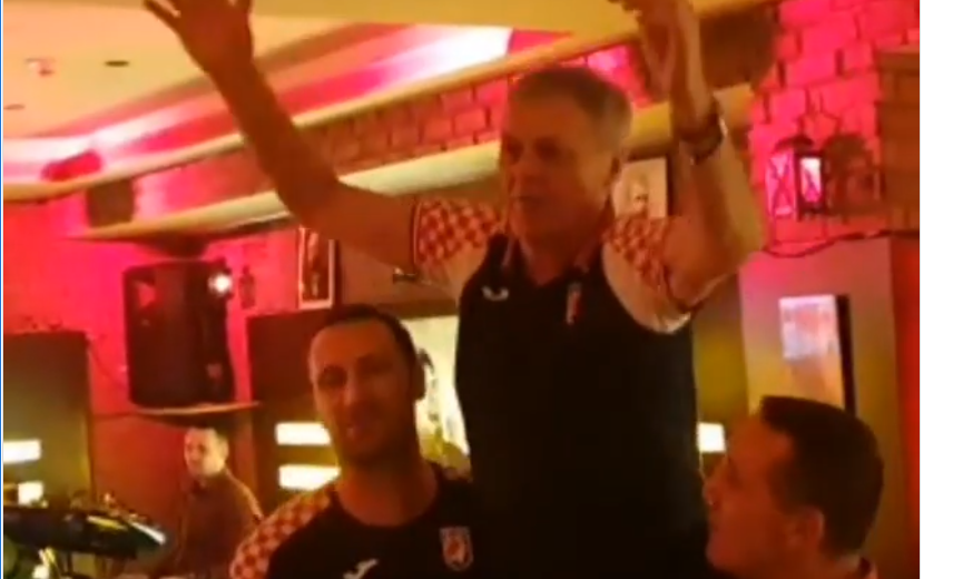 (VIDEO) RUKOMETAŠI NOĆAS SLAVILI U MAKEDONSKOM RESTORANU "Nema odmora, pjevaj"!