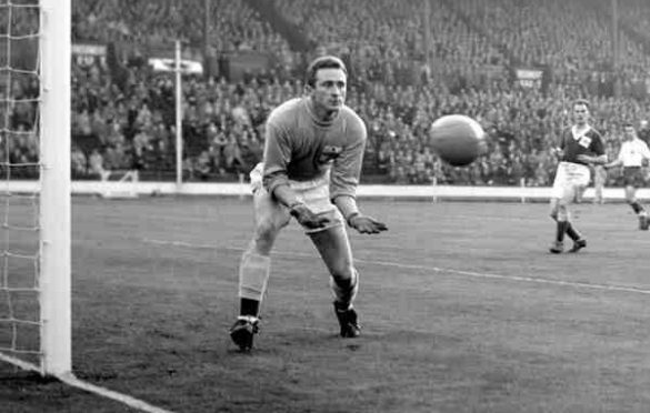 UMRO  VRATAR UNITEDA Junak koji je 1958.  iz aviona u plamenu spašavao suigrače