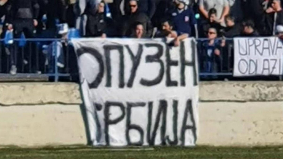 PROVOKACIJA: Zbog uvredljivog transparenta na ćirilici kasnio hrvatski derbi