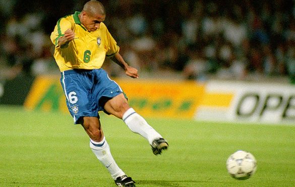 (VIDEO) NAJBOLJI IZVOĐAČ SLOBODNIH UDARACA Kad tuče Roberto Carlos svijet staje